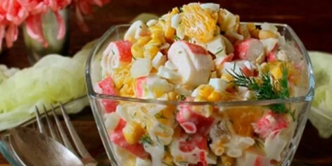 Salát s krabími tyčinkami a pomerančem (lahodný recept)